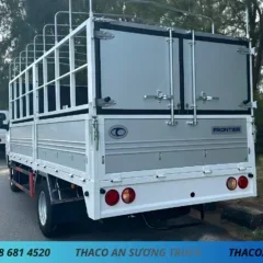 XE TẢI KIA K250L THÙNG MUI BẠT (3) xe tải thùng mui bạt KIA FRONTIER K250L phiên bản nâng cấp toàn diện. Thùng lớn 15,9 $m^3$, động cơ Hyundai mạnh mẽ, trang bị phanh ABS + ESC an toàn vượt trội.
