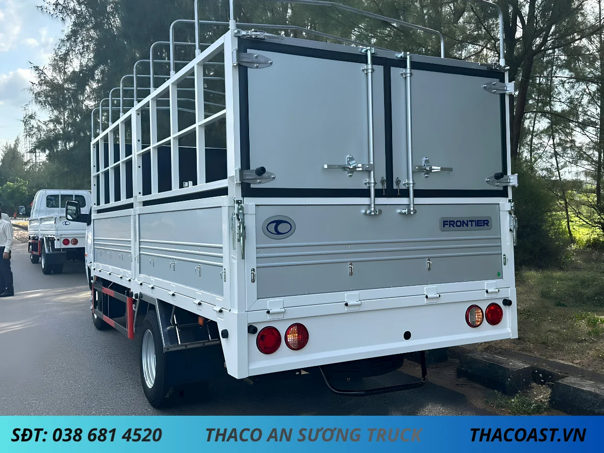 XE TẢI KIA K250L THÙNG MUI BẠT (3) xe tải thùng mui bạt KIA FRONTIER K250L phiên bản nâng cấp toàn diện. Thùng lớn 15,9 $m^3$, động cơ Hyundai mạnh mẽ, trang bị phanh ABS + ESC an toàn vượt trội.